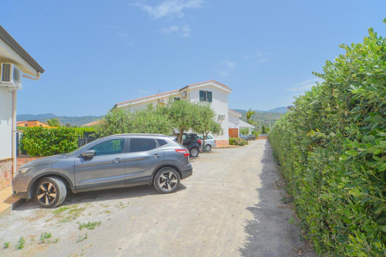 Case Vacanze Mare Nostrum - Villas In Front Of The Beach With Pool Campofelice Di Roccella Dış mekan fotoğraf