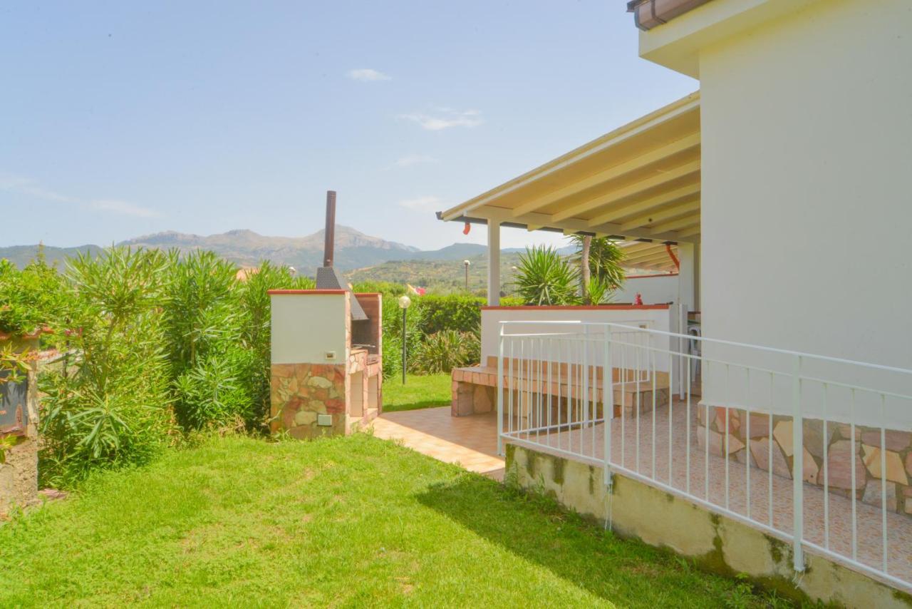 Case Vacanze Mare Nostrum - Villas In Front Of The Beach With Pool Campofelice Di Roccella Dış mekan fotoğraf