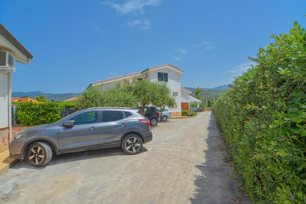 Case Vacanze Mare Nostrum - Villas In Front Of The Beach With Pool Campofelice Di Roccella Dış mekan fotoğraf