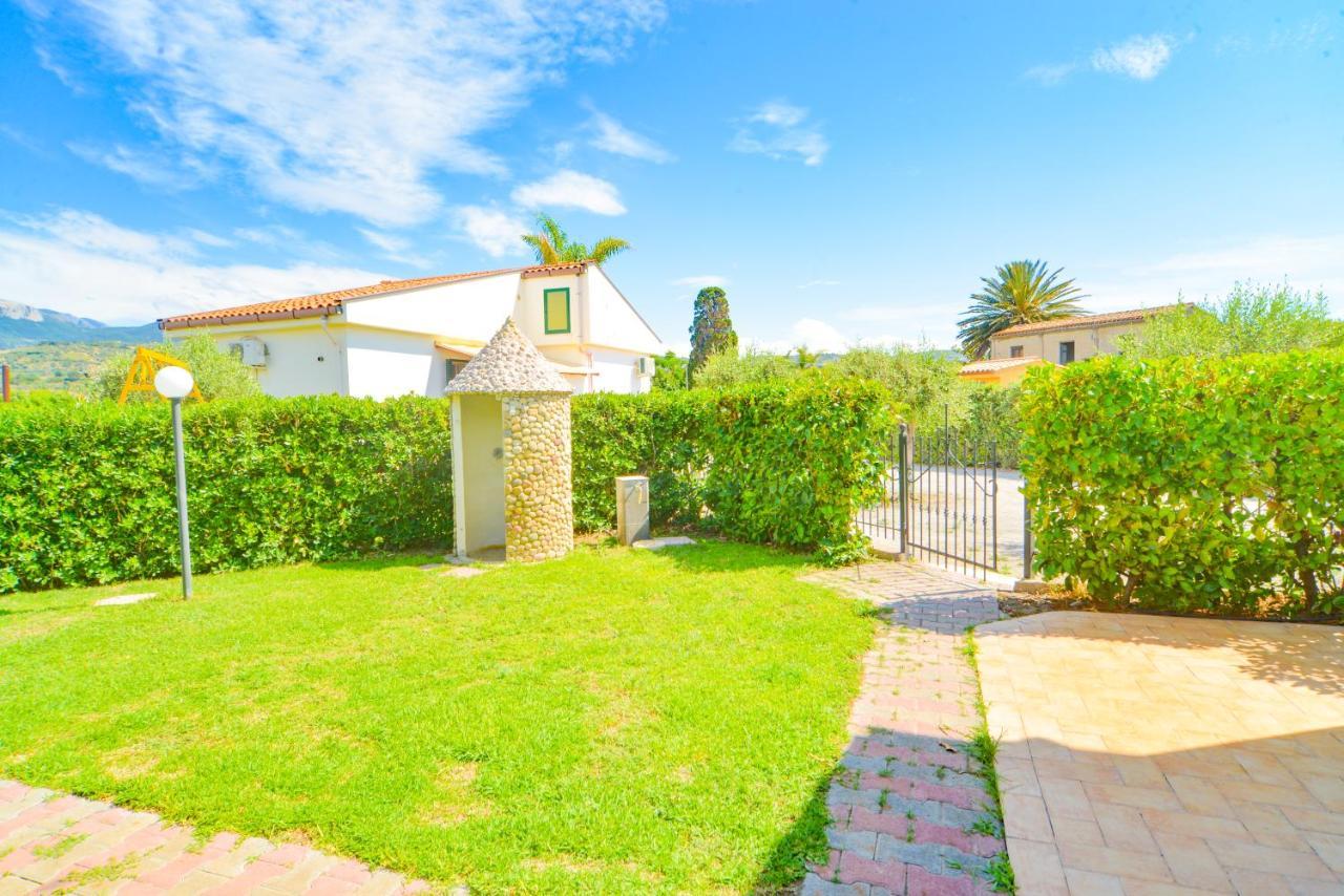 Case Vacanze Mare Nostrum - Villas In Front Of The Beach With Pool Campofelice Di Roccella Dış mekan fotoğraf